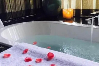 南京雨花台水疗池中的失重冥想：当身体学会漂浮